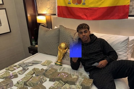 Sự thật bức ảnh “tay chơi” Yamal khoe tiền, khoe cúp vàng trên giường sau World Cup