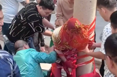 Phù dâu gãy cột sống vì trò đùa lố trong đám cưới, cô dâu chú rể phải bồi thường