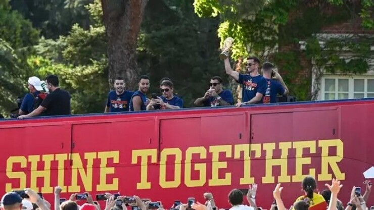 Tây Ban Nha rước cúp vô địch World Cup: Rodri tri ân người hùng Torres, cái kết hoành tráng - 7