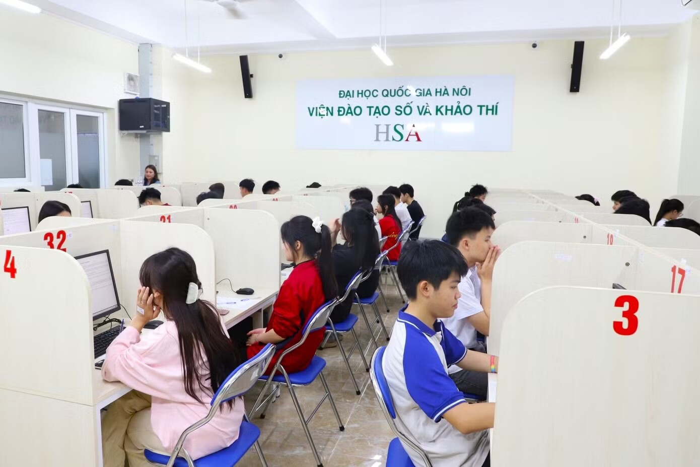 Thí sinh tham gia các kỳ thi riêng về đánh giá năng lực, đánh giá tư duy năm 2026 của Đại học Quốc gia Hà Nội và Đại học Bách khoa Hà Nội. Ảnh: NTCC