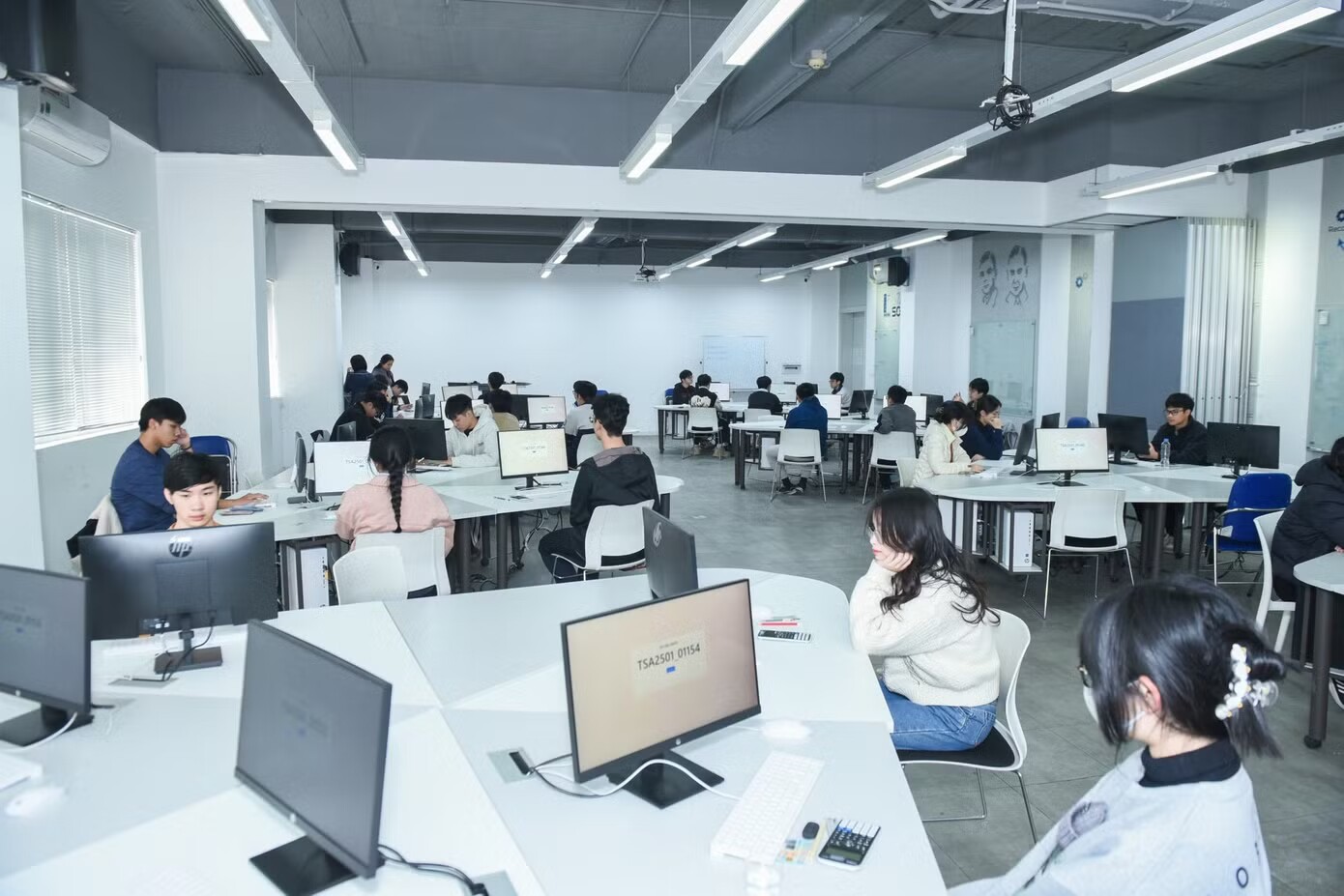 Thí sinh tham gia các kỳ thi riêng về đánh giá năng lực, đánh giá tư duy năm 2026 của Đại học Quốc gia Hà Nội và Đại học Bách khoa Hà Nội. Ảnh: NTCC