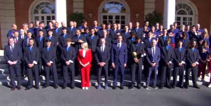 Tây Ban Nha rước cúp vô địch World Cup: Rodri tri ân người hùng Torres, cái kết hoành tráng - 10