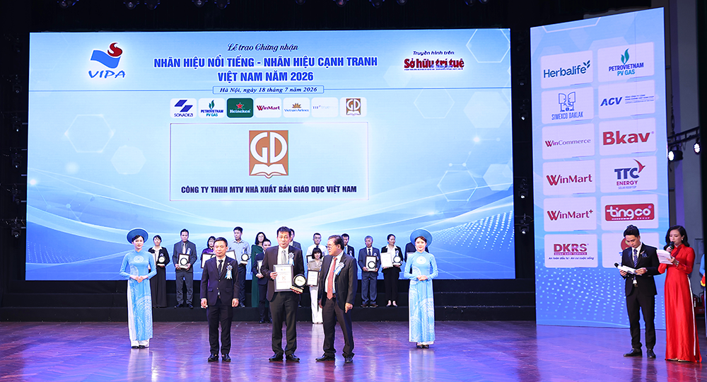 Ông Phạm Vĩnh Thái – Thành viên HĐTV, Tổng Biên tập NXBGDVN nhận Bằng chứng nhận Top 20 Nhãn hiệu nổi tiếng Việt Nam năm 2026