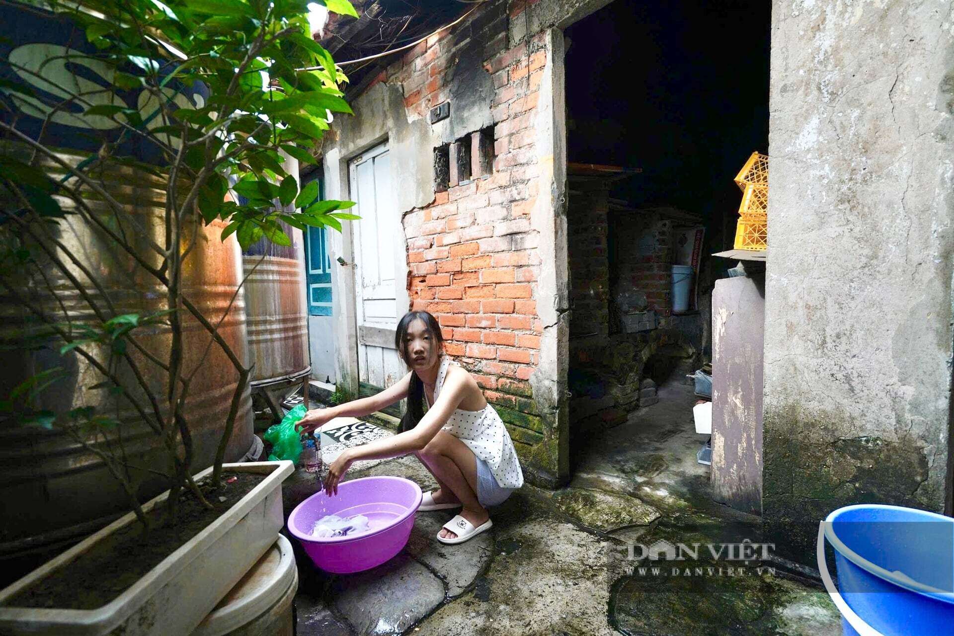 Không gian sinh hoạt chung tại khu tập thể rất hạn chế, không đáp ứng nhu cầu của cư dân. Do thiếu quỹ đất bố trí sân chơi, trẻ em chủ yếu tận dụng những ngõ nhỏ, đoạn đường ít phương tiện qua lại để vui chơi và tập thể dục.