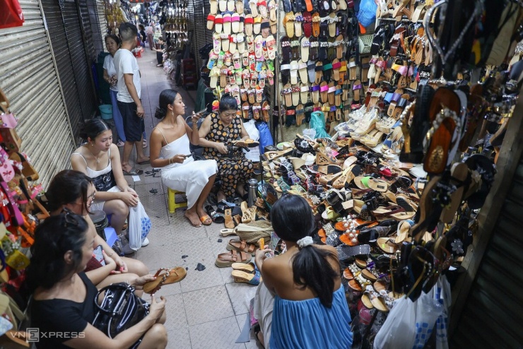 Khách nước ngoài 'rủ nhau' đến chợ Tân Định đóng guốc mộc - 7