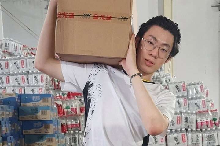 Cậu bé 18 tuổi giấu bố mẹ, trải qua hành trình 13 tiếng đến vùng lũ làm tình nguyện.