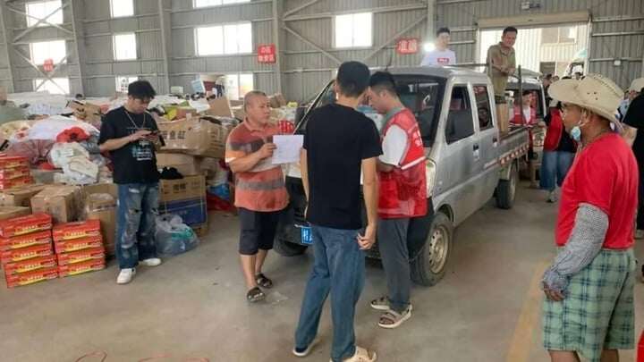 Wu làm công việc phân loại, dỡ hàng và vận chuyển vật tư tại một trung tâm phân phối.