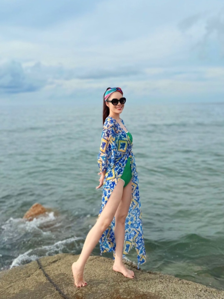 Ảnh sao 22/7: Việt Anh - Quỳnh Nga tình tứ đi ăn với bạn bè - 2