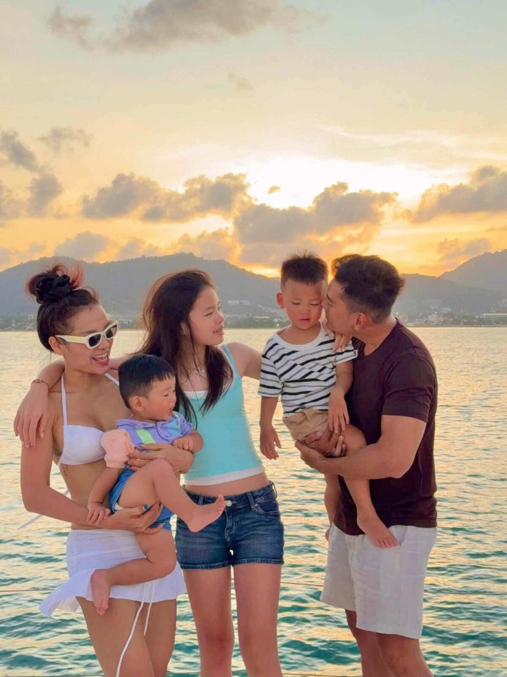 Ảnh sao 22/7: Việt Anh - Quỳnh Nga tình tứ đi ăn với bạn bè - 1