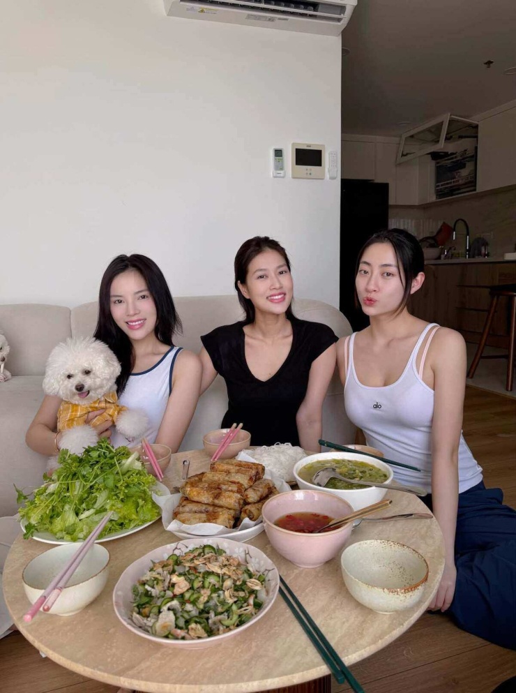 Ảnh sao 22/7: Việt Anh - Quỳnh Nga tình tứ đi ăn với bạn bè - 5