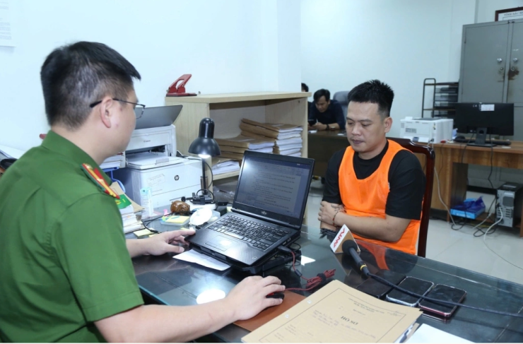 Công an làm việc với đối tượng trong hệ thống Bún Chả TV. Ảnh: CABN.