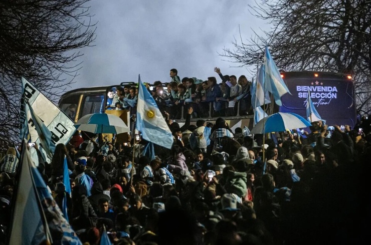 Huấn luyện viên trưởng Lionel Scaloni, các cầu thủ và nhân viên của đội tuyển Argentina được người hâm mộ chào đón khi họ đến sân vận động Predio Lionel Andres Messi. Ảnh: Marcelo Endelli