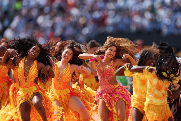 Shakira (giữa) được nhiều khán giả khen giàu năng lượng khi trình diễn trong show. Ảnh: AP