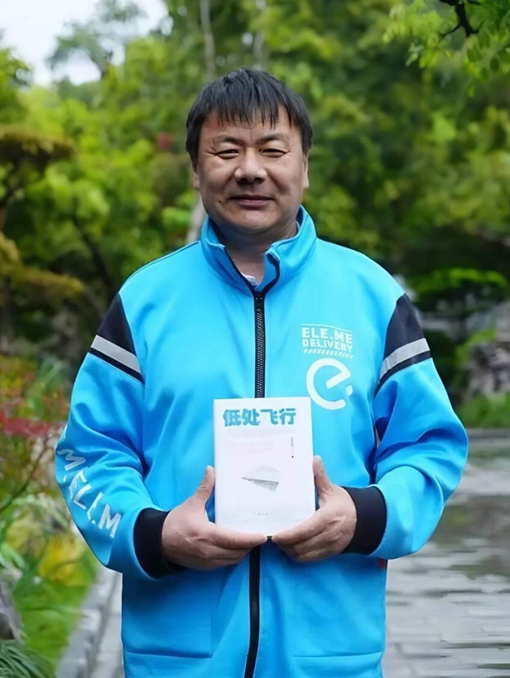 Vương Kế Binh với giải thưởng văn học danh giá của Trung Quốc. Ảnh: Wang Jibing