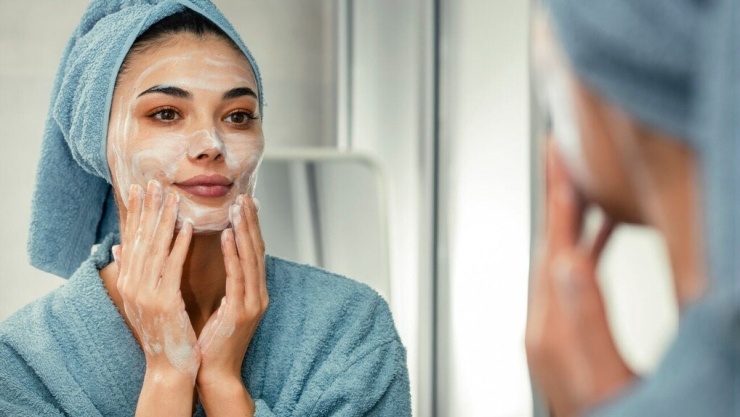 Sau tuổi 40, nội tiết tố biến động mạnh hơn trong giai đoạn tiền mãn kinh khiến làn da thay đổi rõ rệt theo từng giai đoạn của chu kỳ, vì vậy việc điều chỉnh cách chăm sóc phù hợp sẽ giúp kiểm soát mụn, giảm khô da và làm chậm lão hóa hiệu quả hơn. Ảnh: Byrdie