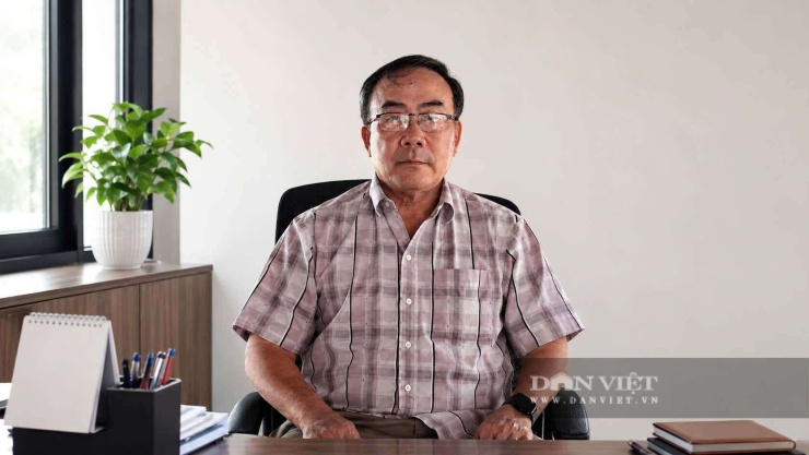Ông Phạm Tấn Đạt, xã Tân Vĩnh Lộc đã trở thành một điểm sáng kinh tế, hơn 7 năm kiên trì đánh cược với đất phèn, thành vườn bưởi trĩu quả, mang lại nguồn thu hơn nửa tỷ đồng mỗi năm. Ảnh: Vân Nguyễn