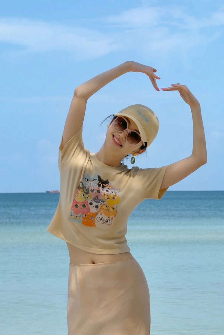 Cảnh Điềm chụp hình đón tuổi mới. Video: Weibo