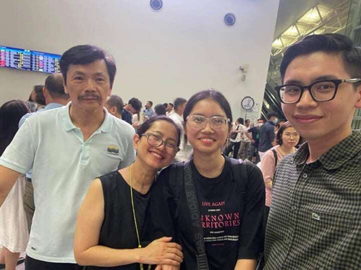 Ngoài đời, nam nghệ sĩ sống giản dị, kín tiếng. Hiện ông vẫn tiếp tục đóng phim, tham gia giảng dạy sau khi nghỉ hưu.