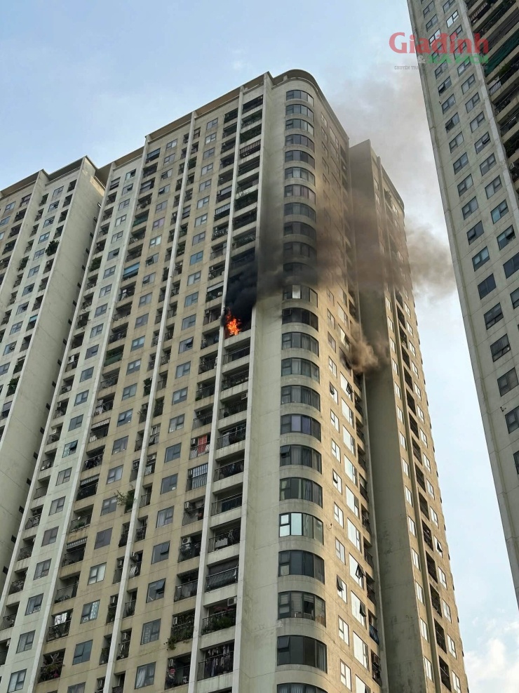 Chỉ vài phút sau khi xuất hiện 2 cột khói đen, ngọn lửa bắt đầu xuất hiện.&nbsp;