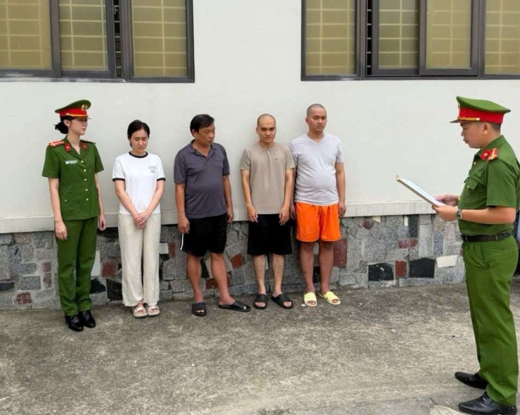 Cơ quan Cảnh sát điều tra Công an tỉnh Thanh Hóa thi hành lệnh khởi tố bị can. Ảnh: Công an Thanh Hóa