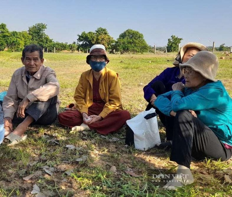 Nhân chứng và người dân địa phương xã Hòa Thắng, tỉnh Lâm Đồng đến chứng kiến lực lượng chức năng khai quật 12 ngôi mộ liệt sĩ, giám định ADN để tìm thân nhân... Ảnh: PV