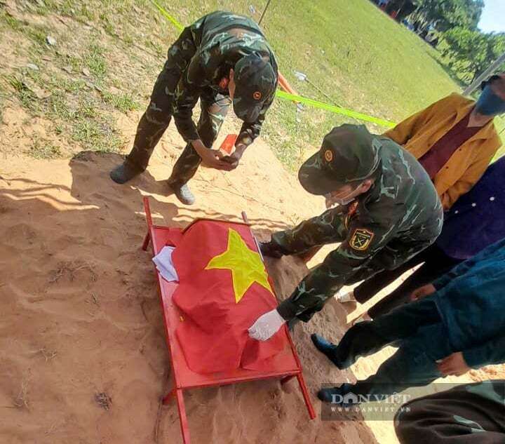 Lực lượng chức năng tỉnh Lâm Đồng khai quật 12 ngôi mộ liệt sĩ, giám định ADN để tìm thân nhân... Ảnh: PV