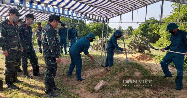Lực lượng chức năng tỉnh Lâm Đồng khai quật 12 ngôi mộ liệt sĩ, giám định ADN để tìm thân nhân... Ảnh: PV