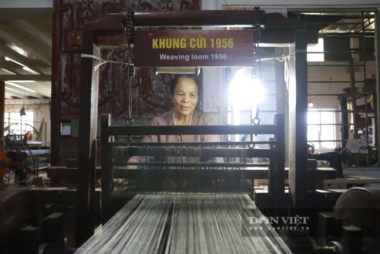 Sinh ra trong một gia đình nông dân có bốn đời theo nghề trồng dâu nuôi tằm, ươm tơ dệt lụa, bà Thuận đã tiếp thu trọn vẹn kỹ nghệ dệt từ năm 6 tuổi. Tình yêu nghề ngấm vào máu thịt cùng lòng biết ơn sâu sắc đối với con tằm giúp nuôi sống bao thế hệ đã thúc đẩy bà không ngừng tìm kiếm những lối đi mang tính đổi mới mạnh mẽ.