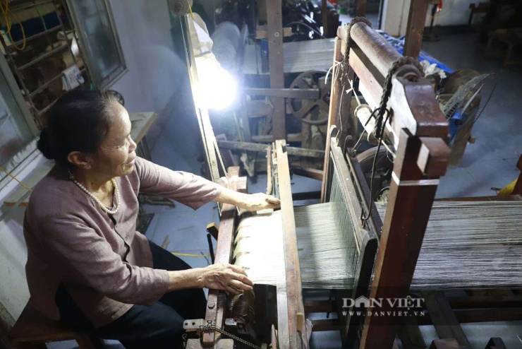 Sau hai năm miệt mài thử nghiệm với hàng ngàn mẫu cuống, đến năm 2018, thước lụa đầu tiên được dệt từ tơ sen đã chính thức ra đời, ghi danh Nghệ nhân Phan Thị Thuận là người đầu tiên tại Việt Nam dệt thành công loại chất liệu này.