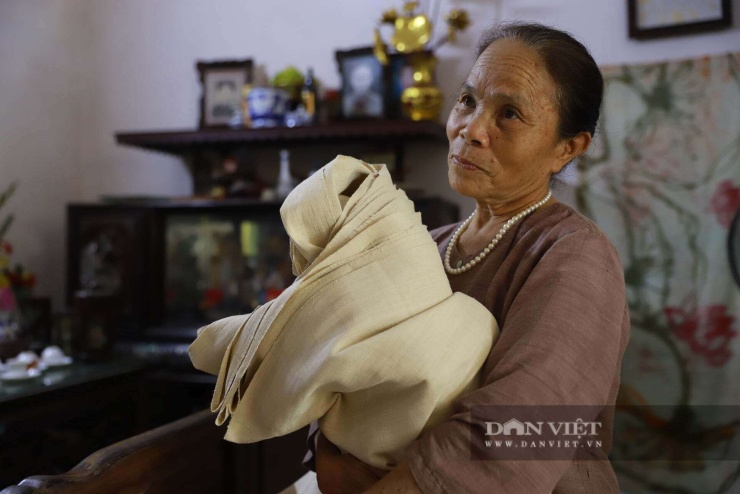 Chính vì vậy, giá trị của lụa tơ sen được ví đắt như vàng. Trong ảnh, bà Thuận ôm tấm vải lụa tơ sen có giá khoảng 500 triệu đồng (25 triệu đồng/mét).