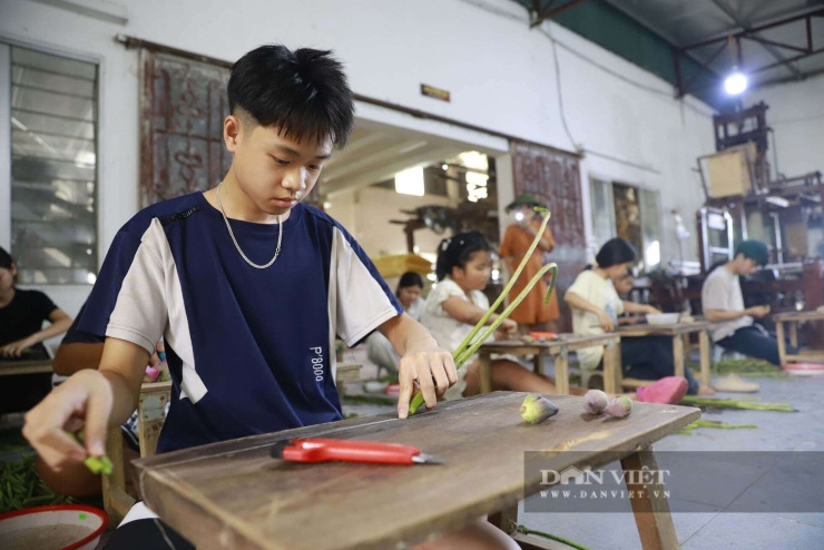 Bà kêu gọi sự tham gia của những người trẻ nhạy bén với công nghệ để đóng vai trò cầu nối truyền thông: "Tôi luôn mong mỏi các cháu trẻ tuổi, giỏi công nghệ hãy về đây, hãy là chiếc cầu nối đem câu chuyện của sợi tơ sen dệt từ bùn đất Phùng Xá bay cao, bay xa, lan tỏa trên mạng xã hội, trên các sàn thương mại quốc tế".