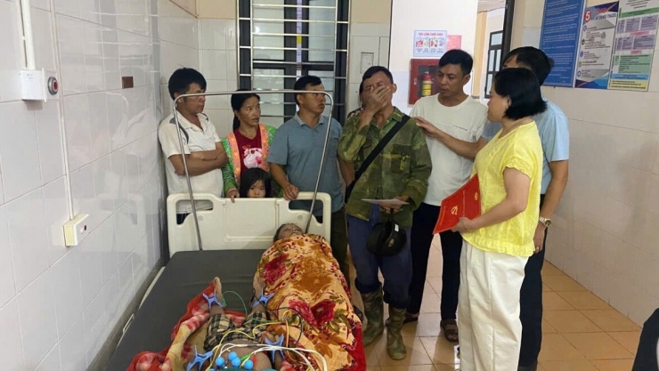 Chính quyền xã Mường Nhé đã đến thăm hỏi, động viên gia đình các nạn nhân.
