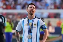 Messi né CĐV, vội rời sân bay khi trở lại Argentina