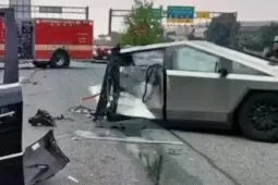 Bán tải điện tiền tỷ gãy đôi sau tai nạn liên hoàn 10 xe