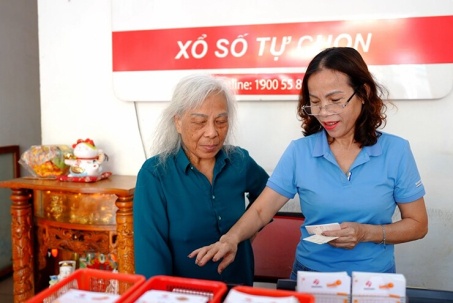 Tuổi 60 vẫn đều đặn bán Vietlott mỗi ngày vì thích được gặp khách hàng
