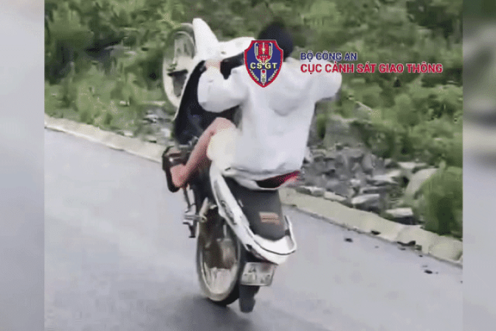 Con "bốc đầu" xe máy, bố bị tịch thu xe và phạt tiền