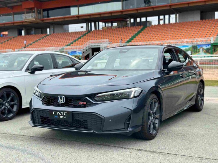 So sánh Honda Civic e: HEV RS và Toyota Yaris Cross Hybrid - 2