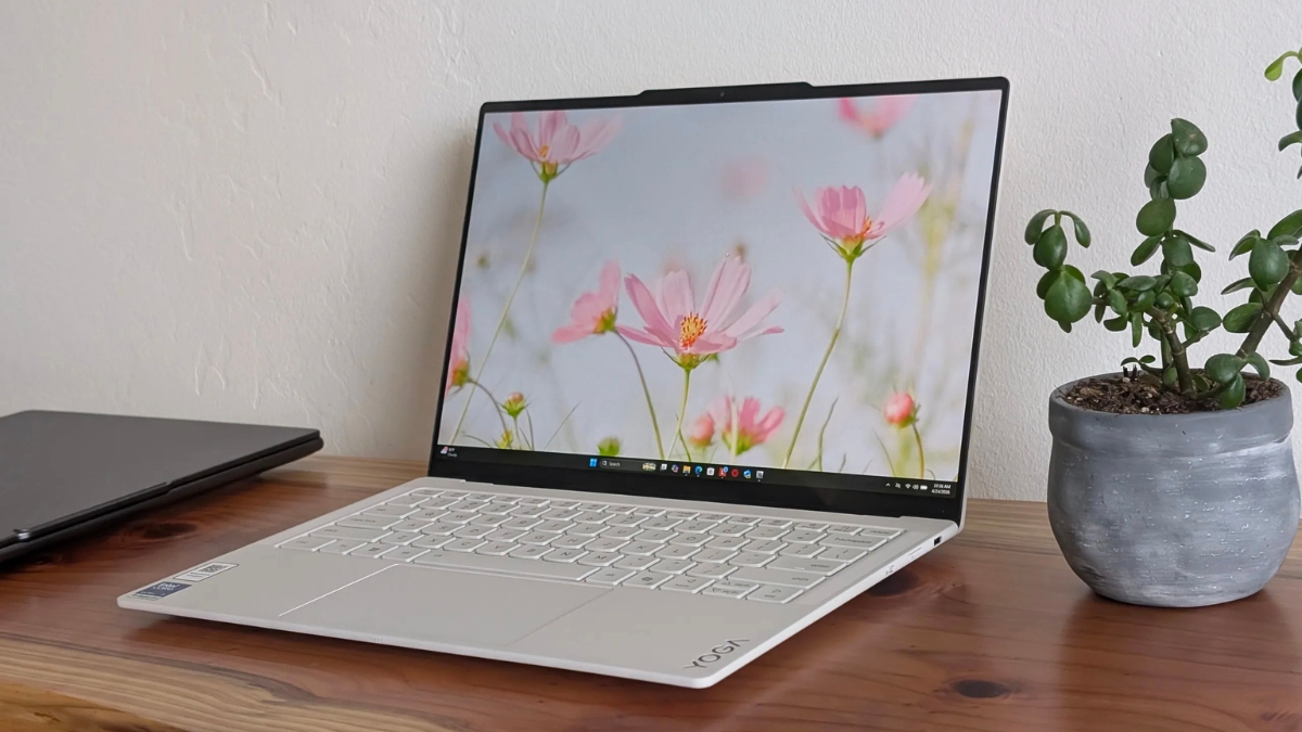 Lenovo Yoga Slim 7 Ultra là một mẫu máy mỏng nhẹ cho thấy lợi ích AI cục bộ rõ hơn trong các tác vụ làm việc và họp online hằng ngày.