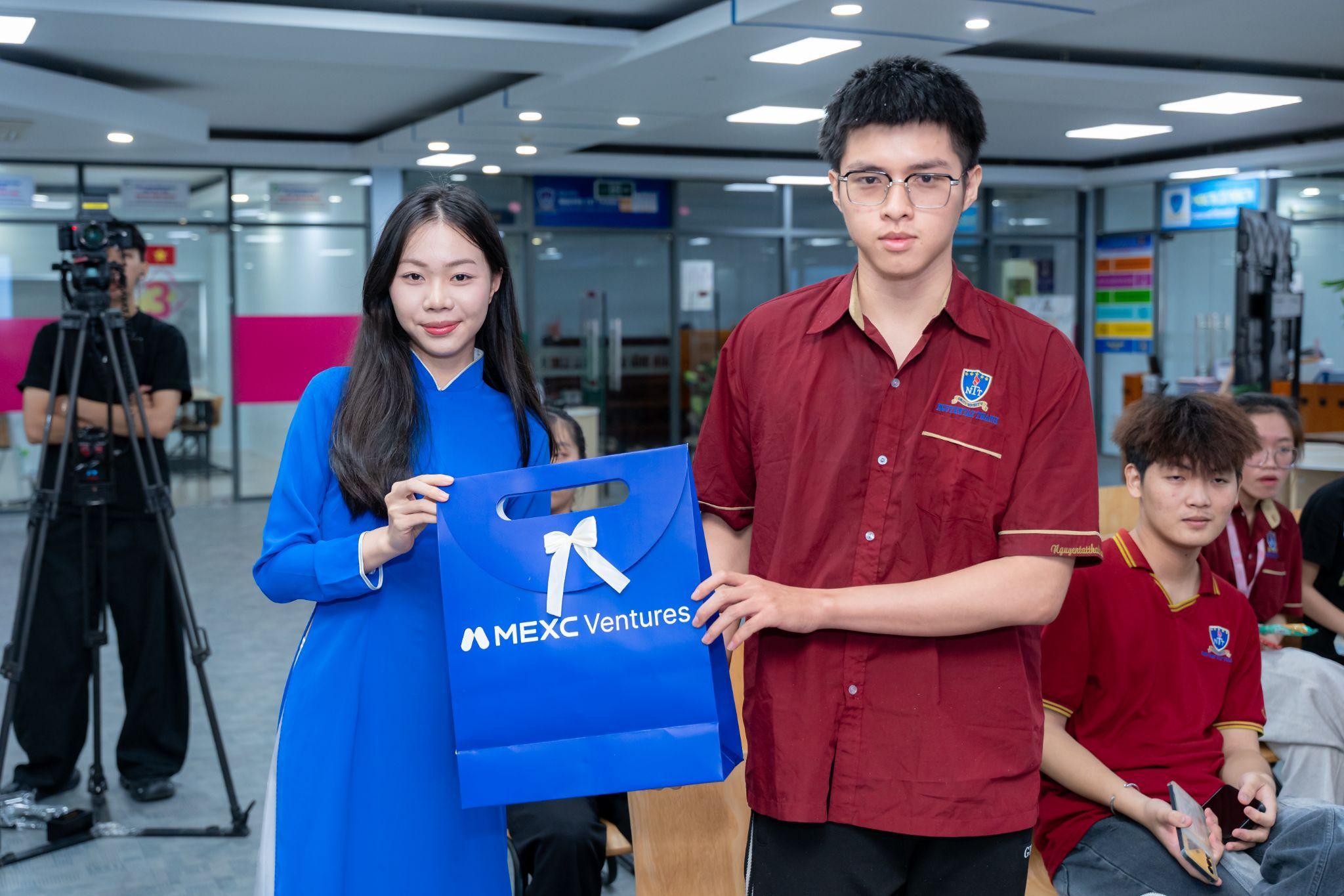 Doanh nghiệp trao quà cho sinh viên tích cực tham gia trao đổi tại chương trình.