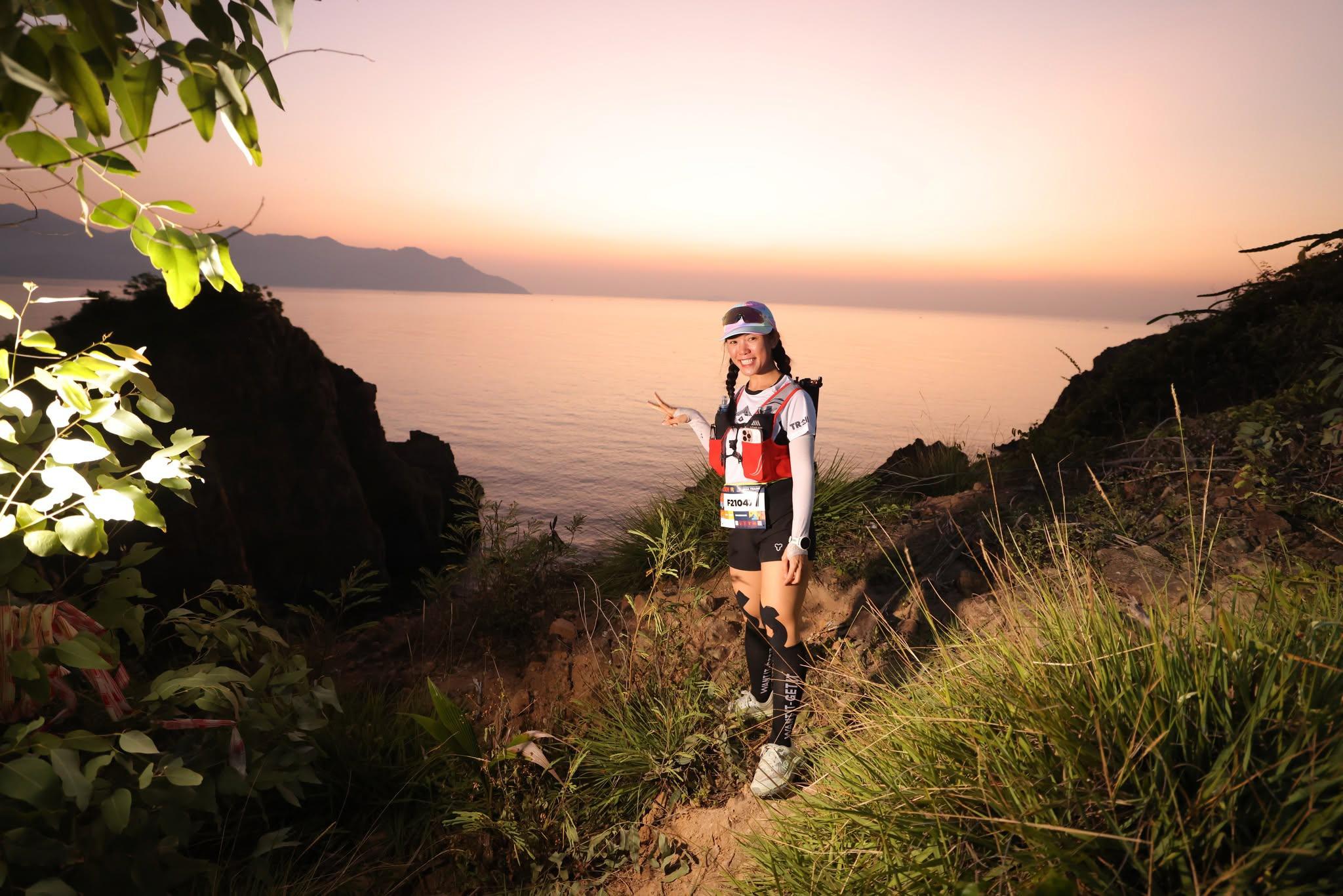 Một runner hào hứng đón bình minh vịnh Nha Trang ló dạng từ núi Cô Tiên - Ảnh: N.H