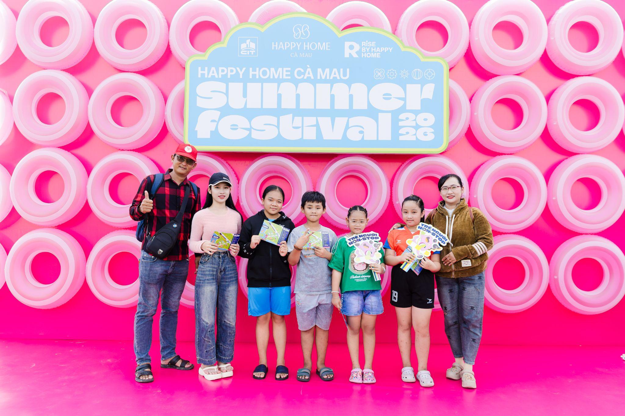 Người dân và du khách tham gia chuỗi hoạt động Summer Festival "Khơi Dòng Hứng Khởi" tại Happy Home Cà Mau.