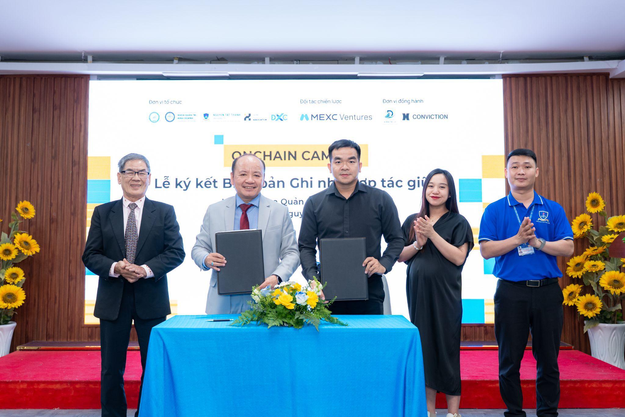 Lễ ký kết Biên bản ghi nhớ hợp tác giữa Chi hội Blockchain TP.HCM và Khoa Quản trị Kinh doanh, Trường Đại học Nguyễn Tất Thành.