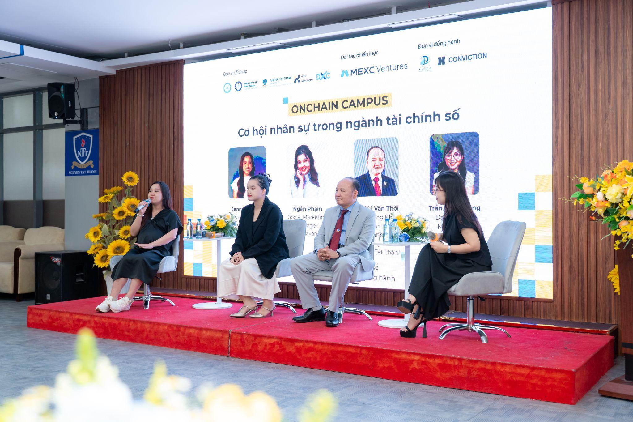 Bà Jenny Nguyễn, Đại diện công ty chia sẻ tại phiên tọa đàm về cơ hội nhân sự trong ngành kinh tế số.