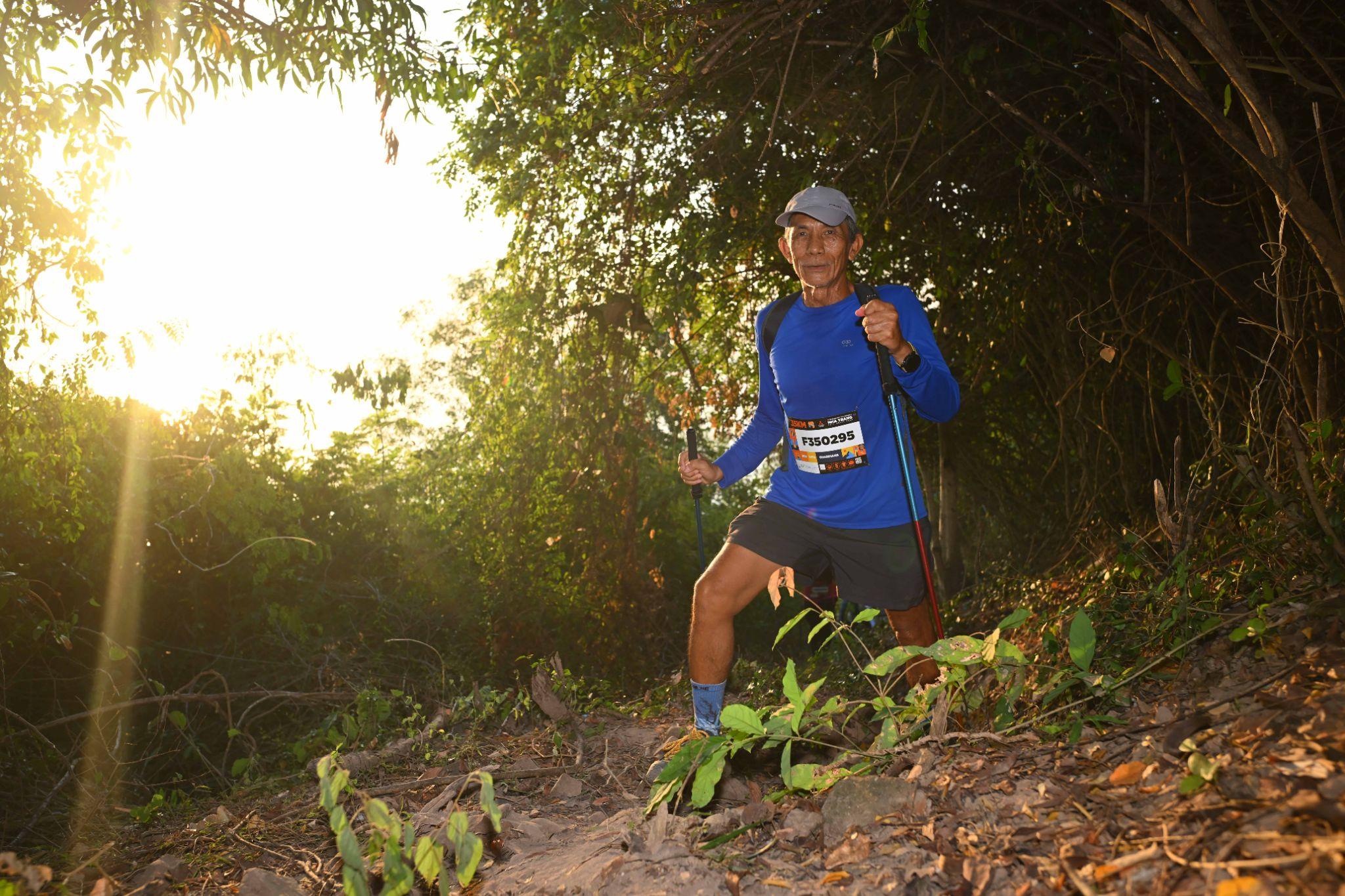 Một runner “có tuổi” chinh phục núi Cô Tiên sau chặng chạy dọc biển Nha Trang - Ảnh: N.H