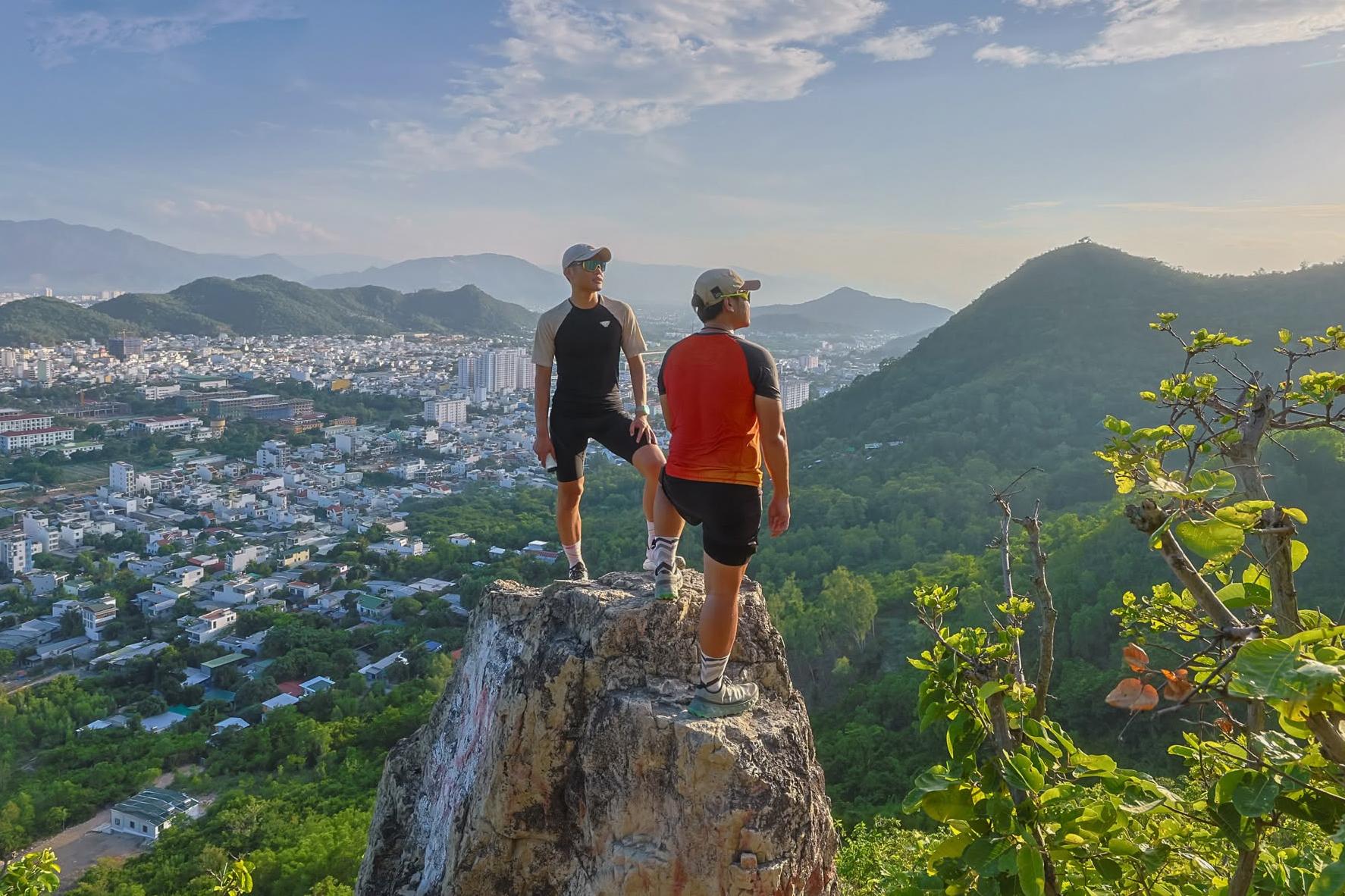 Từ núi Cô Tiên, các runner cảm nhận phố biển Nha Trang với một góc nhìn khác biệt - Ảnh: N.H