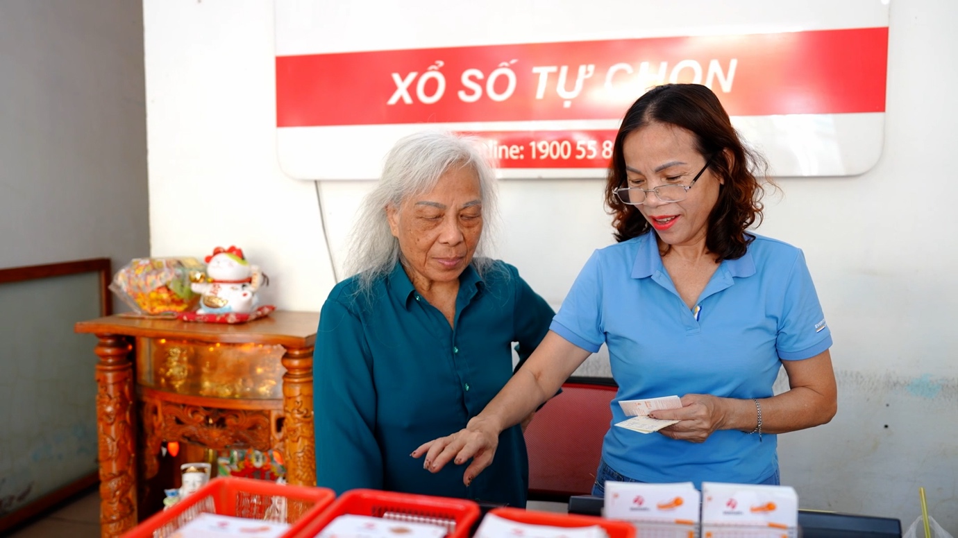 Bà Nguyễn Thị Phương Anh đã gắn bó với điểm bán Vietlott trên đường Lê Thanh Nghị (TP.Đà Nẵng) suốt gần 10 năm.