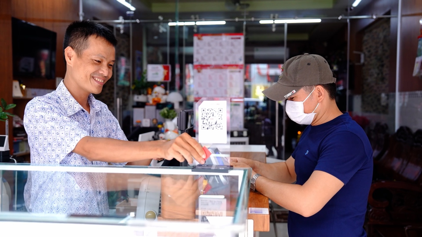 Điểm bán Vietlott của anh Dương mỗi ngày phục vụ khoảng 1.500 vé, đông khách nhất vào đầu giờ sáng và cuối buổi chiều