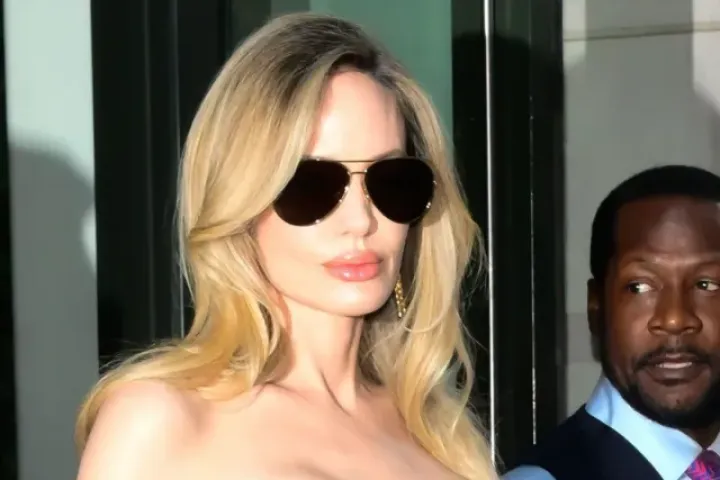 Thái độ của Angelina Jolie khi các con đồng loạt bỏ họ Brad Pitt