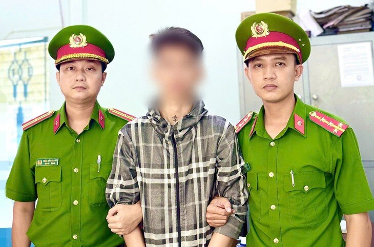 Cơ quan điều tra thi hành lệnh bắt bị can để tạm giam đối với B.T.B.A. Ảnh: Công an tỉnh An Giang