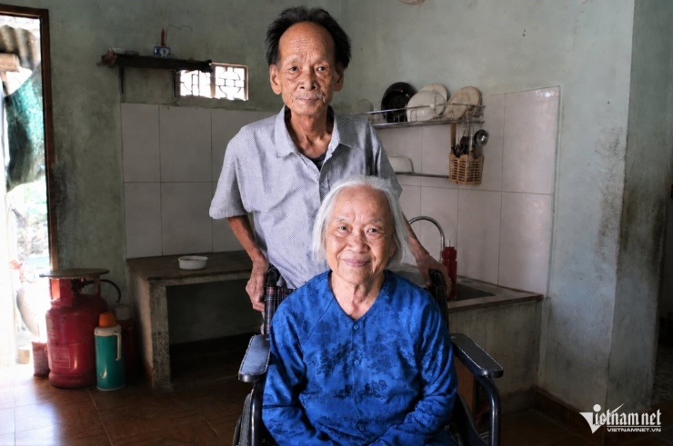Mẹ Việt Nam Anh hùng Nguyễn Thị Thanh Xuân bên chồng, thương binh Trần Thiện Cường